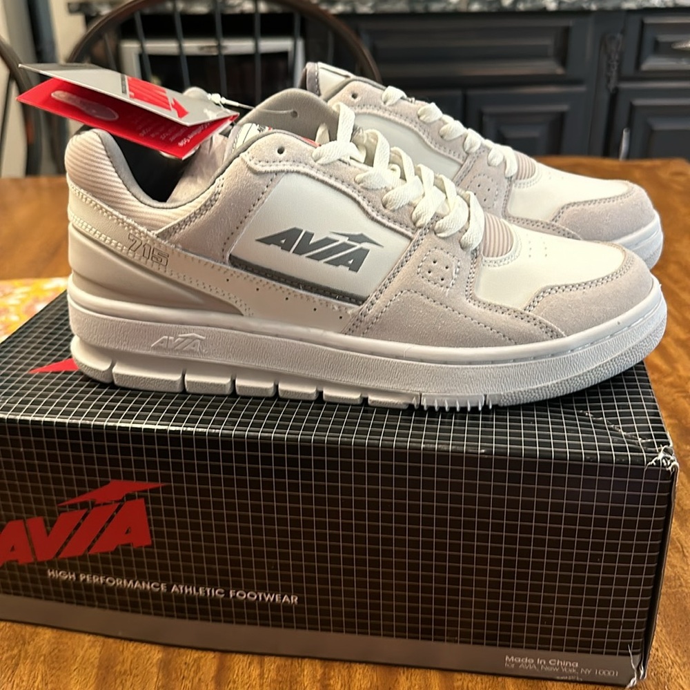 Avia unisex Retro 715 Athletic Sneakers